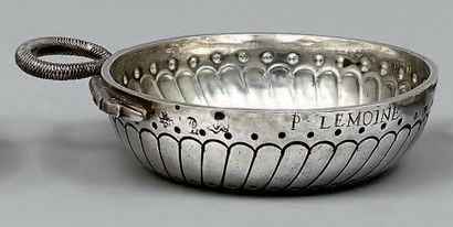 Tastevin en argent à décor de godrons et...