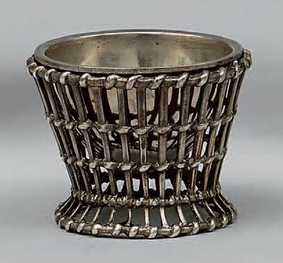 Coquetier «corbeille» de forme ronde en argent...