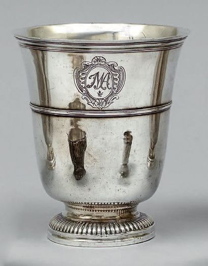 Timbale tulipe en argent uni soulignée d'un...