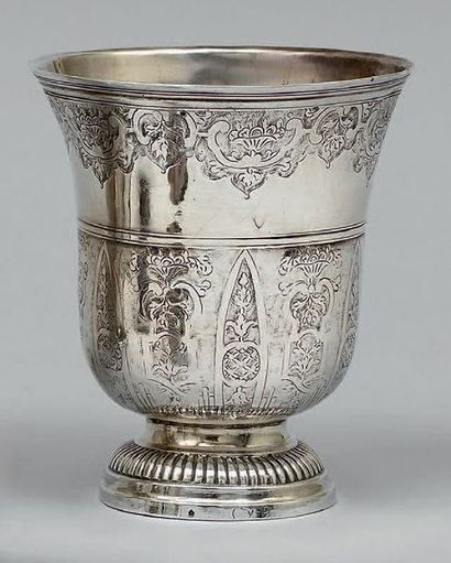 Timbale tulipe en argent, décorée sur deux...