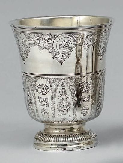 Timbale tulipe en argent, décorée sur deux...