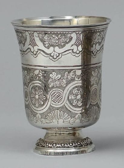 Timbale tulipe en argent, décorée sur deux...