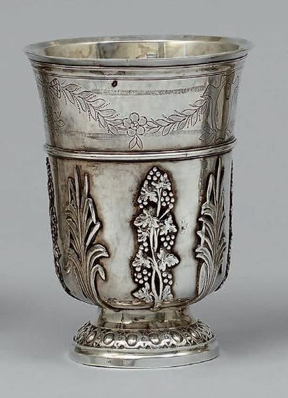 Timbale tulipe en argent gravé, décorée de...