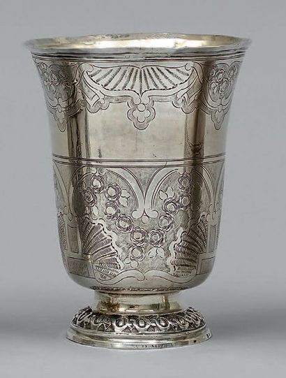Timbale tulipe en argent uni, décorée sur...