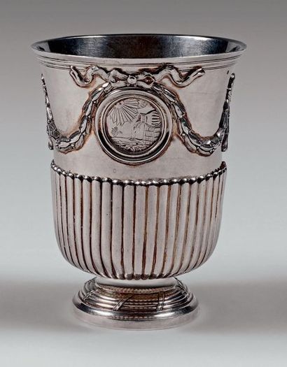 Timbale tulipe en argent, posant sur un piédouche...