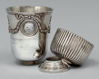 Timbale tulipe en argent, posant sur un piédouche...