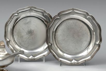 Deux assiettes en argent uni, modèle filets...