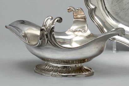 Saucière en argent de forme ovale posant...