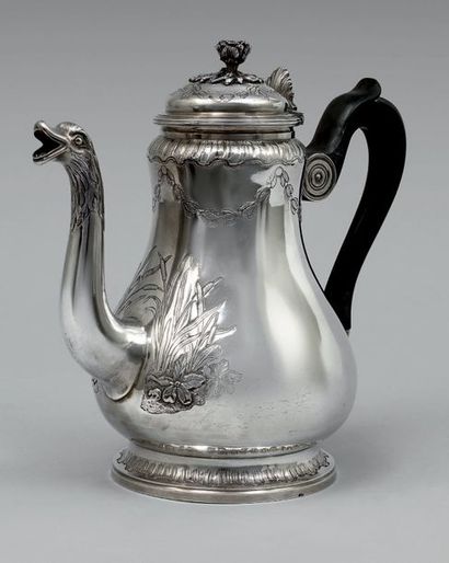Théière en argent uni posant sur un piédouche,...