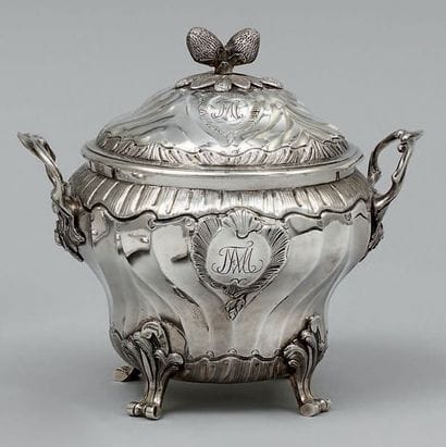 Pot à sucre couvert en argent, posant sur...