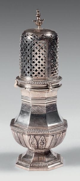 Saupoudroir en argent posant sur un piédouche...