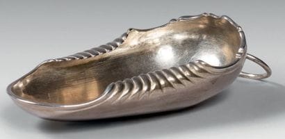 Tasse de chasse en argent uni de forme oblongue...