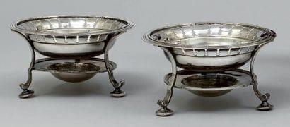 Paire de chaufferettes tripodes en argent...