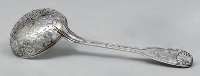 Cuiller saupoudreuse en argent, modèle à...