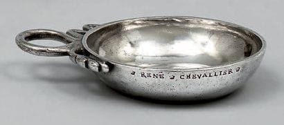 Tasse à vin en argent uni marquée sur le...
