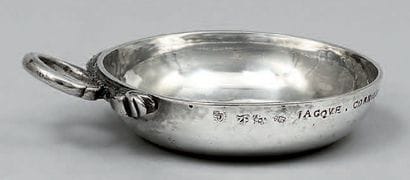Tasse à vin en argent uni marquée sur le...