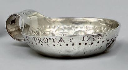 Tasse à vin en argent à cupules frises de...