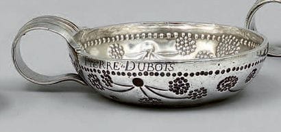 Tasse à vin en argent décorée en repoussé...
