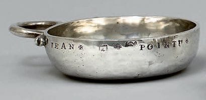 Tasse à vin en argent uni marquée sur le...