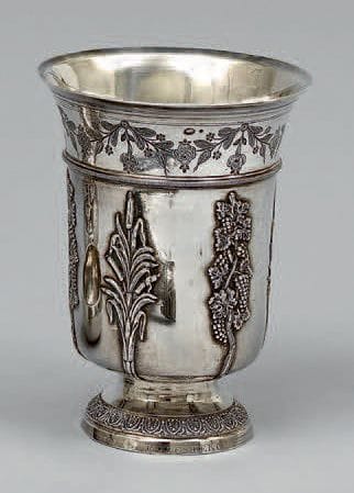 Timbale tulipe en argent 950 millièmes, décorée...