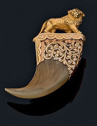 Broche griffe de lion, la monture en or jaune...