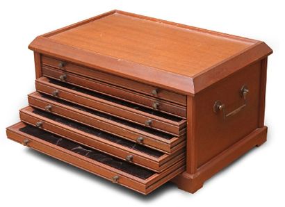 Médaillier en bois naturel. Six plateaux...