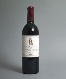 -Une bouteille de Château LATOUR, 1er cru
Pauillac...