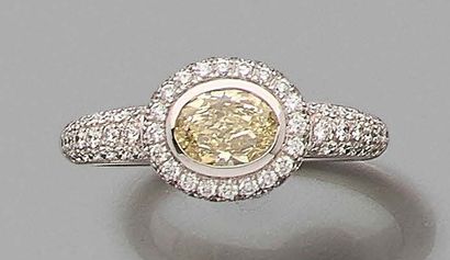 Bague en or gris 750 millièmes ornée au centre...