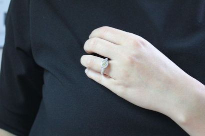 Bague en or gris 750 millièmes ornée au centre...