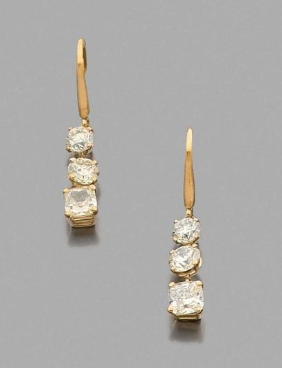 Paire de pendants d'oreilles en or jaune...