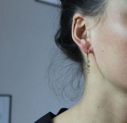 Paire de pendants d'oreilles en or jaune...