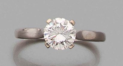 Bague en or gris 750 millièmes sertie d'un...