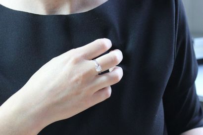 Bague en or gris 750 millièmes sertie d'un...