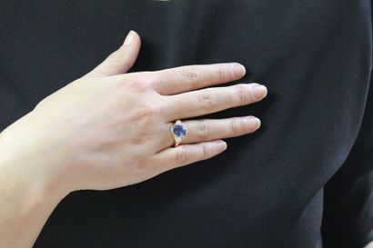 Bague en or jaune 750 millièmes ornée d'un...