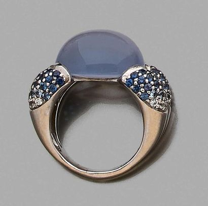 Bague deux corps ornée d'un cabochon de calcédoine...