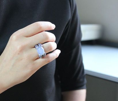Bague deux corps ornée d'un cabochon de calcédoine...