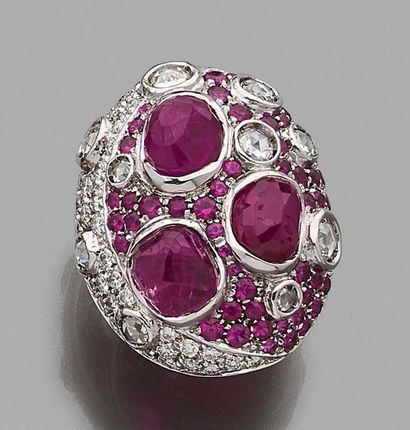 Repossi, modèle The Moon.

Bague en or gris...