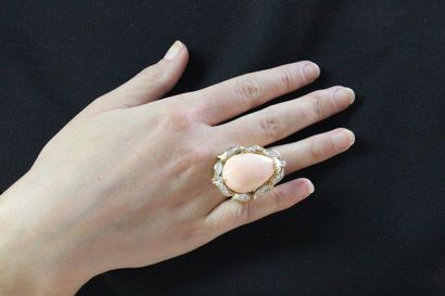 Bague en fils d'or jaune 750 millièmes, ornée...