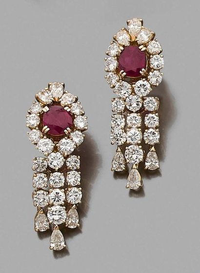 Boucheron, signé et numéroté.

Paire de pendants...