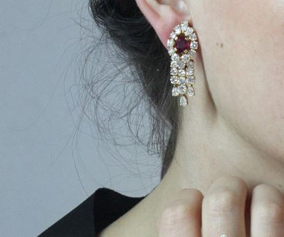 Boucheron, signé et numéroté.

Paire de pendants...