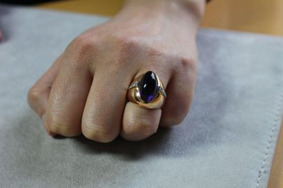 Bague en or jaune 750 millièmes ornée au...