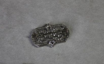Broche de forme rectangulaire à pans coupés...