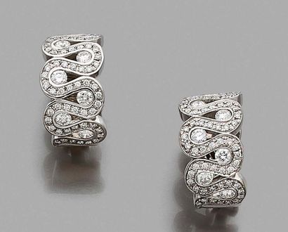 Paire de boucles d'oreilles de forme bombée...