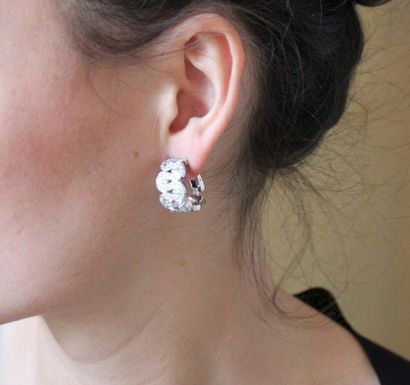 Paire de boucles d'oreilles de forme bombée...