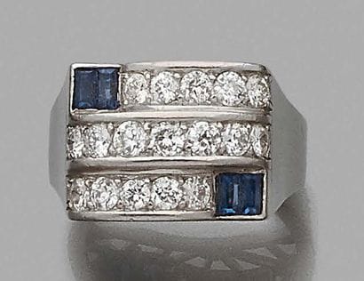 Bague en or gris 750 millièmes ornée de trois...