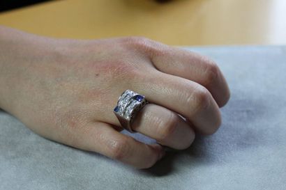 Bague en or gris 750 millièmes ornée de trois...