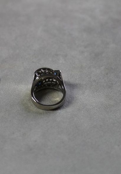 Bague en or gris 750 millièmes ornée de trois...