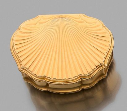 Tabatière en or à contours en forme de coquille.
Paris,...