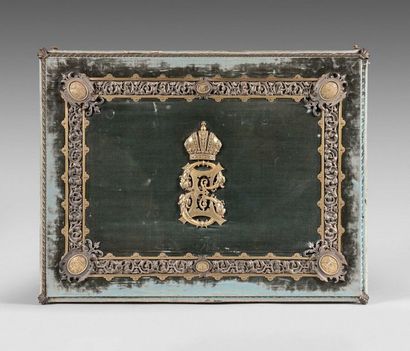 Grand et rare coffret gaîné de soie verte...