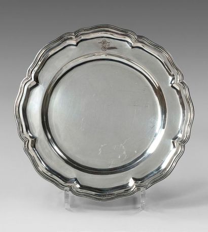 Plat rond en argent à filets et contours,...